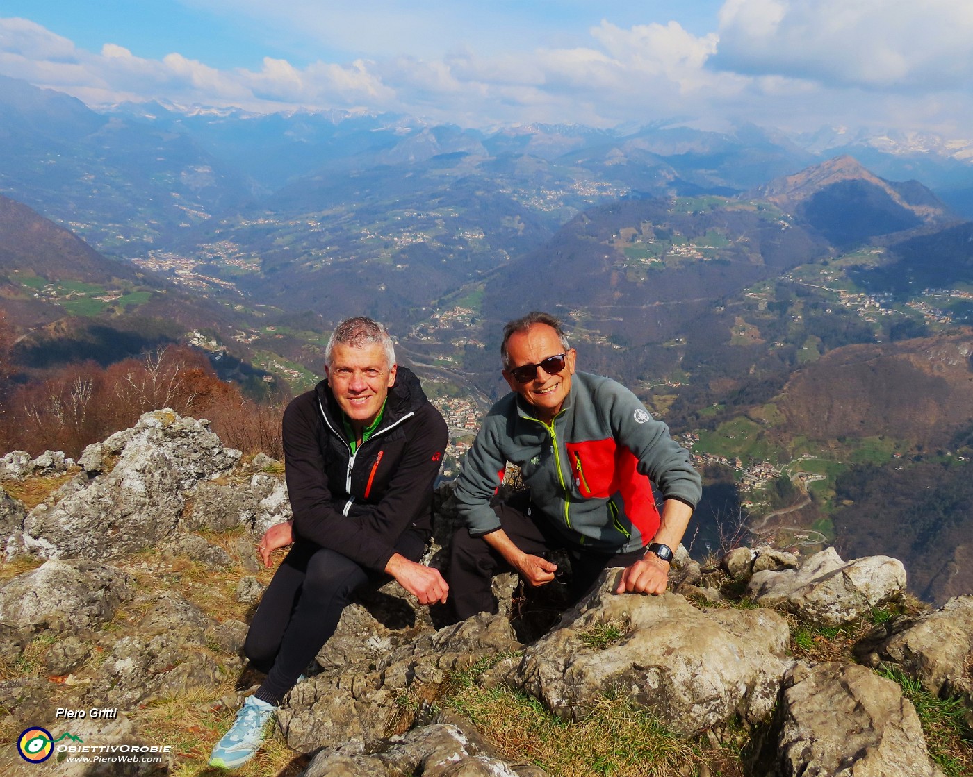 05 Dalla vetta del Monte Zucco la nostra amata Valle Brembana (con Gianpietro).JPG